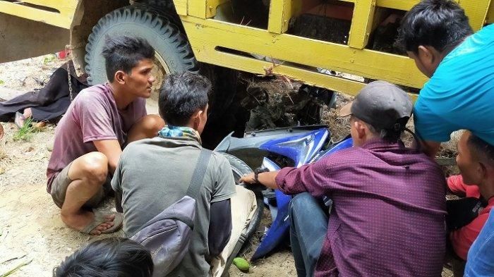 Proses evakuasi Honda Vario 125 yang terpotong jadi dua setelah diinjak truk yang menewaskan dua anak