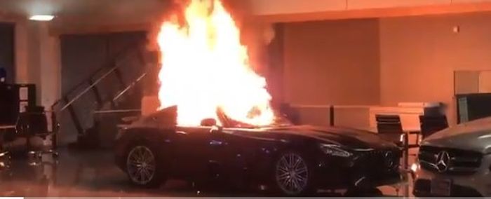 Mercedes-Benz dibakar para demonstran