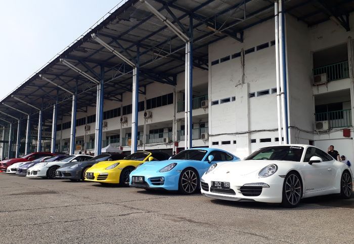 Deretan mobil dari komunitas Porsche Club Indonesia di depan Sirkuit Sentul