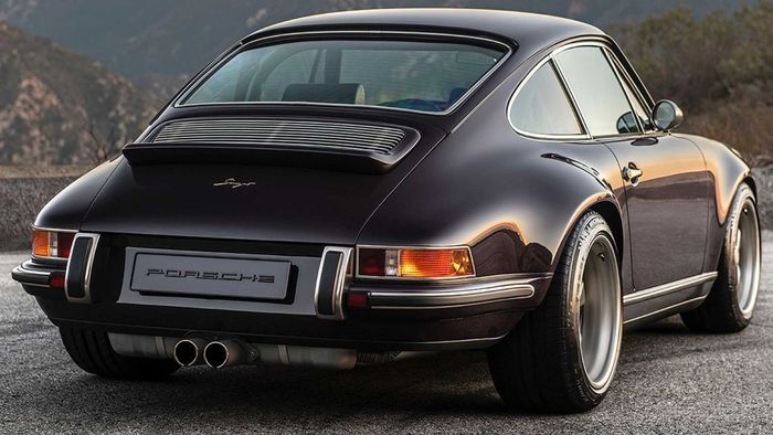 Tampilan belakang restomod Porsche 911 kreasi Singer Vehicle Design