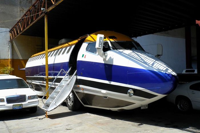 Modifikasi bus pakai bodi pesawat Boeing 727-24C