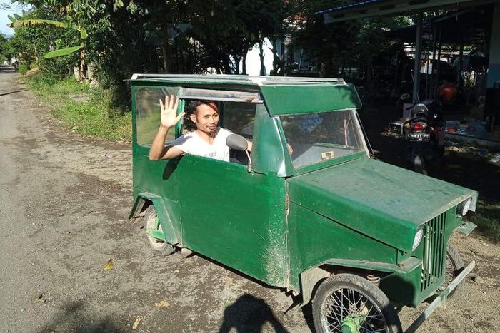 Sasmito saat mengendarai mobil listrik yang dibuat secara otodidak di rumahnya, di Kecamatan Tempurejo Kabupaten Jember