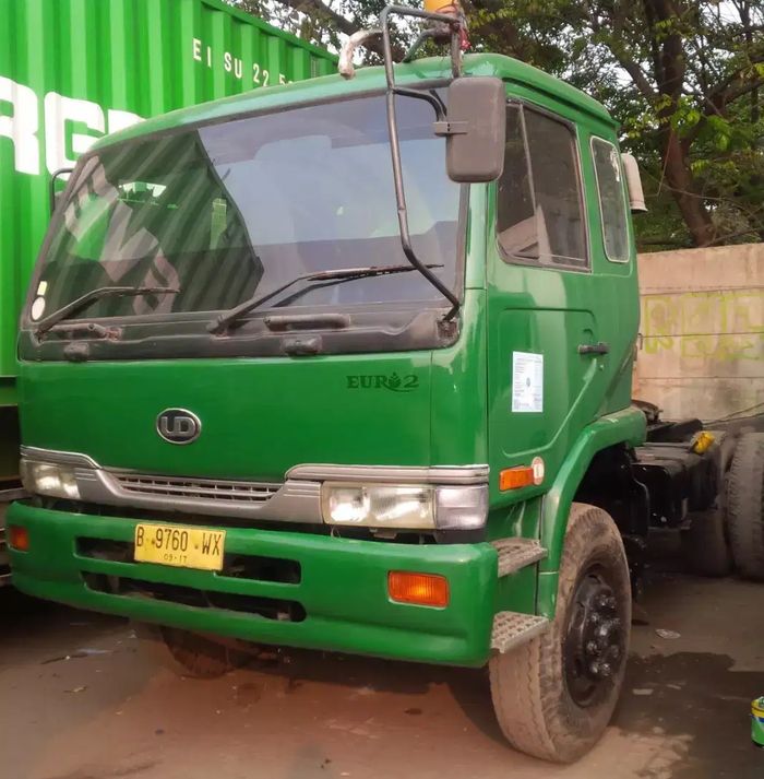 Nissan UD Truck head trailer tahun 2009 kondisi bekas