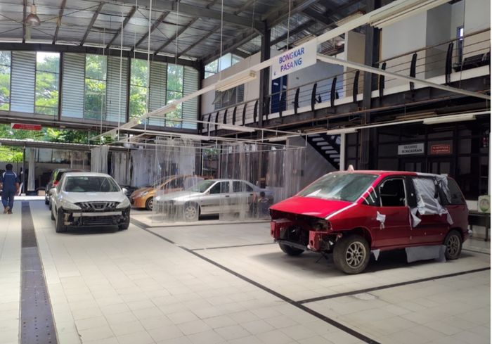 Ilustrasi klaim asuransi perbaikan mobil di bengkel body repair Astra Peugeot