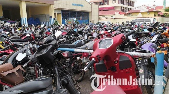 Ratusan motor tampak diparkir berhimpitan di depan Gedung Markas Sat PJR Ditlantas Mapolda Jatim, Selasa (02/06/2020). 