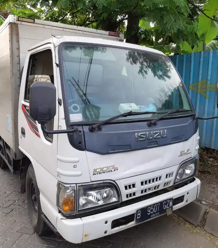 Truk Isuzu Elf 100 PS tahun 2014 kondisi bekas