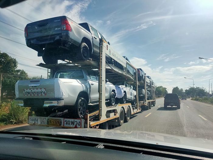 Toyota Hilux Revo facelift diangkut towing