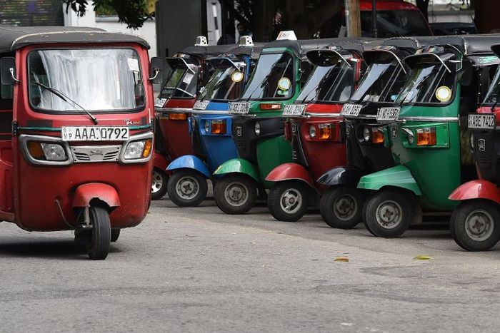 Ilustrasi bajaj di Srilanka yang disebut dengan Tuk-tuk