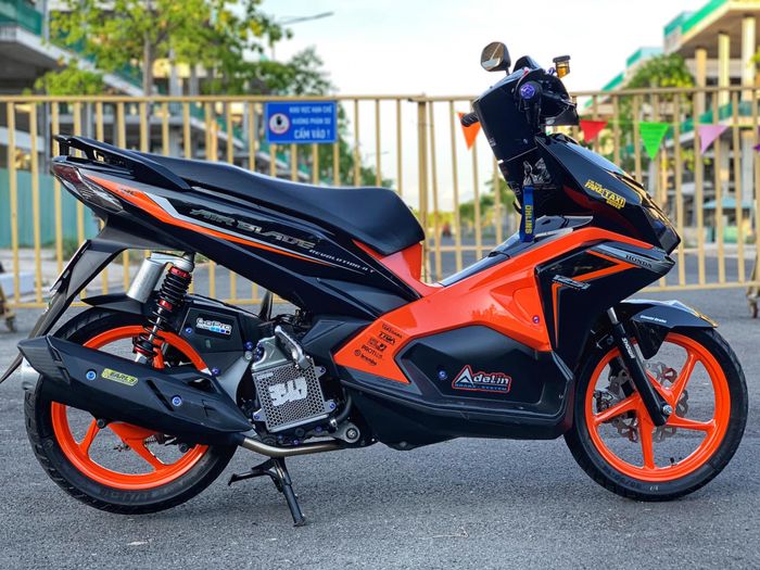 Meski dimodif simpel tapi Honda Air Blade ini kelihatan stylish banget