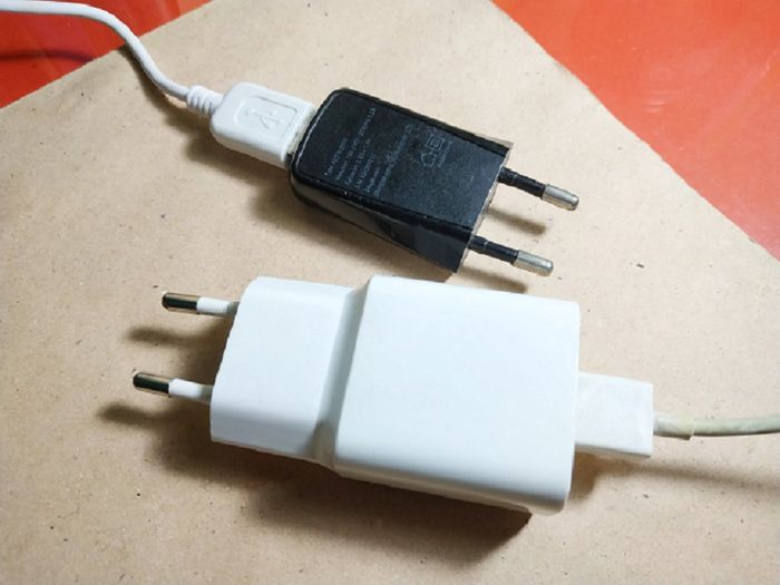 ILUSTRASI adaptor charger atau biasa disebut kepala charger