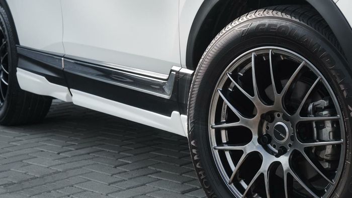 Honda CR-V Prestige 2019 mengasup satu set pelek Work M8R ukuran 18x8 inci