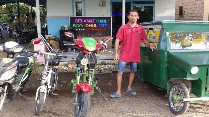 Sasmito menunjukkan koleksi kendaraan bertenaga listrik buatannya.    