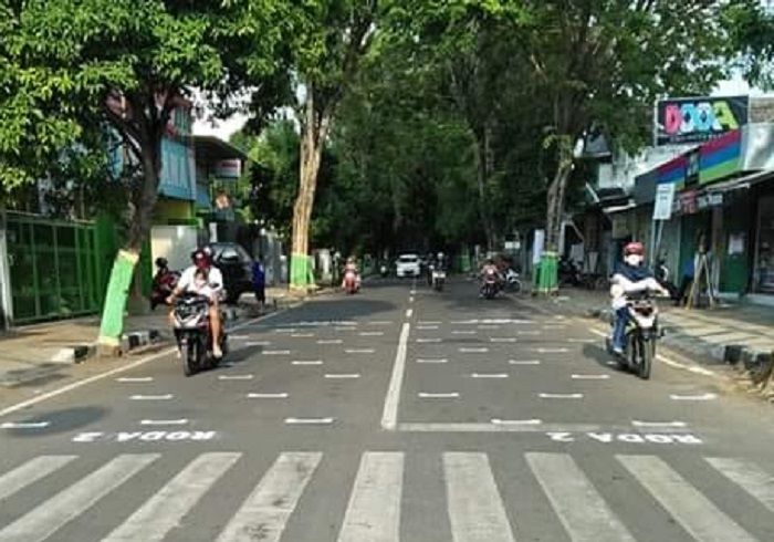 Lampu merah di Tuban pakai garis jaga jarak jadi tempat berhenti pemotor, malah mirip starting grid MotoGP