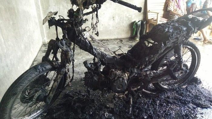Honda Supra X 125 milik Keuchik Arongan Lise, Kecamatan Baktiya, Aceh Utara, ludes dibakar. 