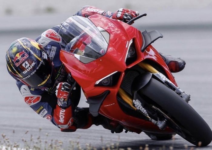 Johann Zarco tes memakai Panigale V4 S standar