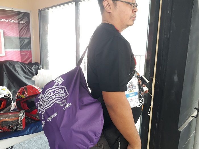 Ilustrasi bikers pakai tas helm