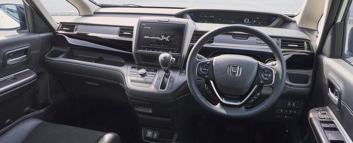 Interior Honda Freed Modulo X disematkan head unit 9 inci