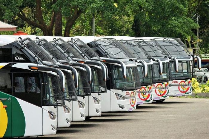 Armada Bus PO NPM (Naikilah Perusahaan Minang) terparkir rapi