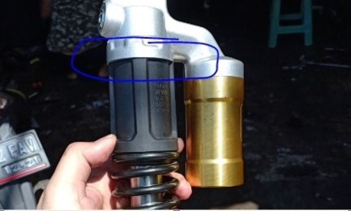 Potong bagian plastiknya 8-10 mm supaya sokbreker Yamaha NMAX jadi empuk