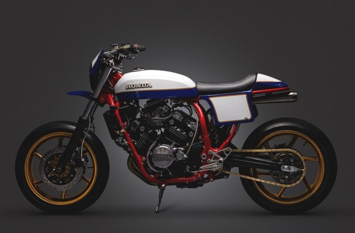 Rombakannya bergaya street tracker namun punya aura supermoto juga