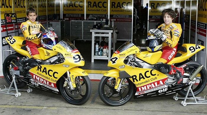 Marc Marquez dan Pol Espargaro di atas motor Honda CBR125R 2 tak pada tahun 2004