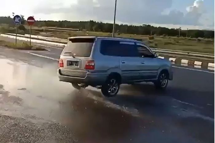 Toyota Kijang Krista aksi drifting