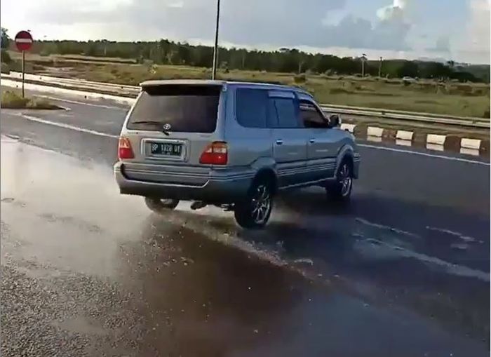 Aksi drifting Toyota Kijang Krista