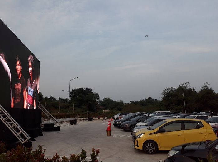 District 1 Meikarta hadirkan ''drive thru dine ini' di lahan parkir 