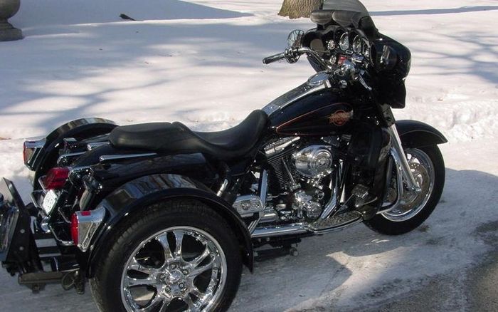 Moge Harley-Davidson milik Ron Coach yang dimodifikasi mirip seri Tri Glide Ultra