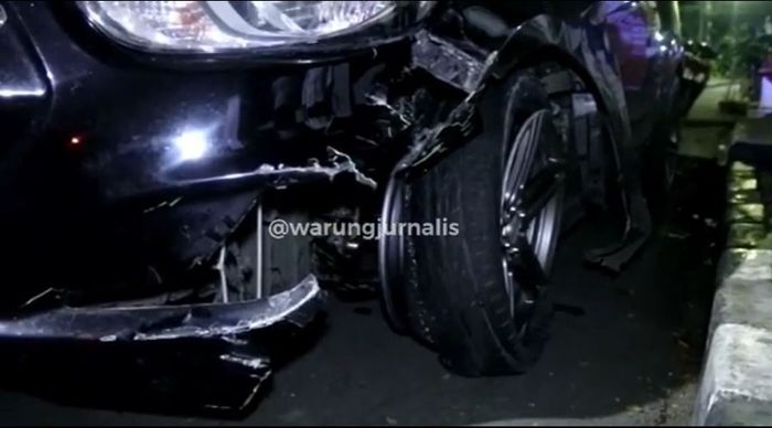 Bumper Hyundai Avega terkoyak usai terjang dua Vespa di Jatinegara, Jakarta Timur