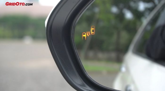 Toyota Corolla Altis V punya fitur Blind Spot Monitor