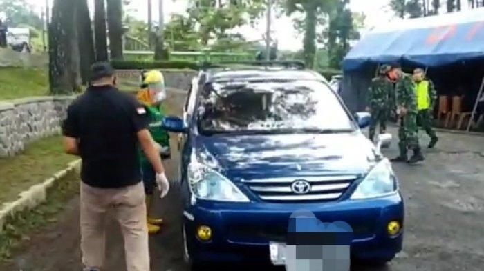 Petugas di Check Point Karang Resik, Kota Tasikmalaya, menghentikan Toyota Avanza, Sabtu (06/06/2020).  