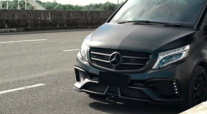 Mercedes-Benz V260 LWB Wald gaya 'Murdered Out'
