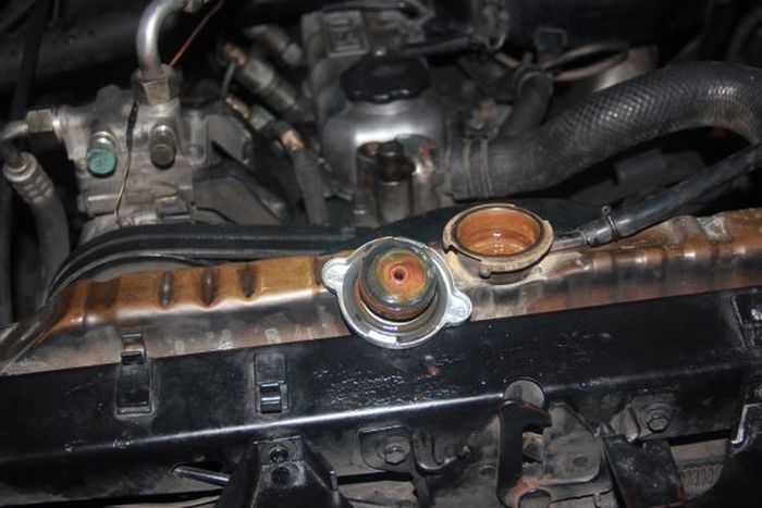 Bila mendapati kepala atau tutup radiator ada kerak putih, segera ganti coolant baru