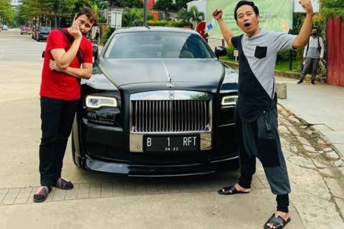 Raffi Ahmad dan Denny Cagur berpose bersama Roll-Royce