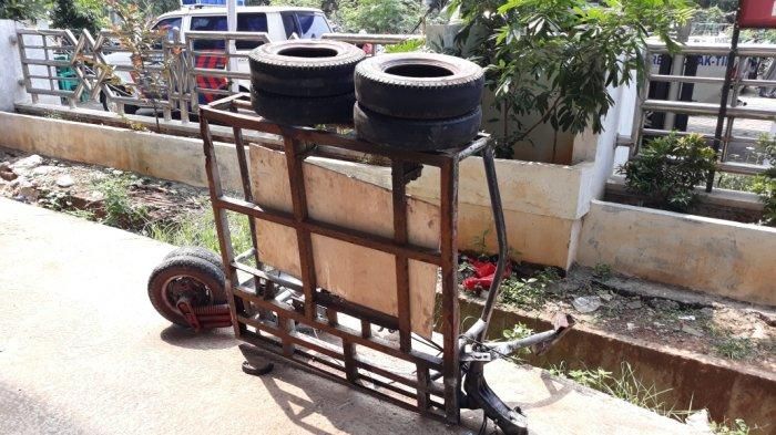 Tampak Vespa Ekstrim yang sudah diamankan di kantor Unit Laka Lantas Polrestro Jakarta Timur, Minggu (7/6/2020). 