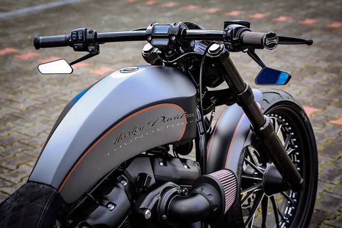 Hampir semua partnya hasil kustom dari Thunderbike