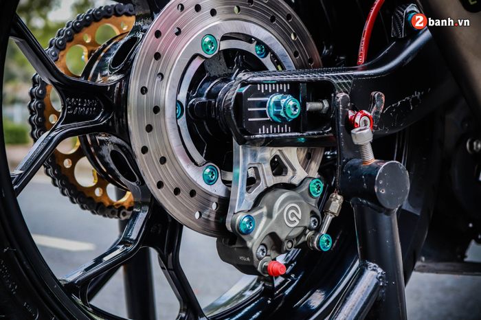 Rem belakang pakai kaliper Brembo 