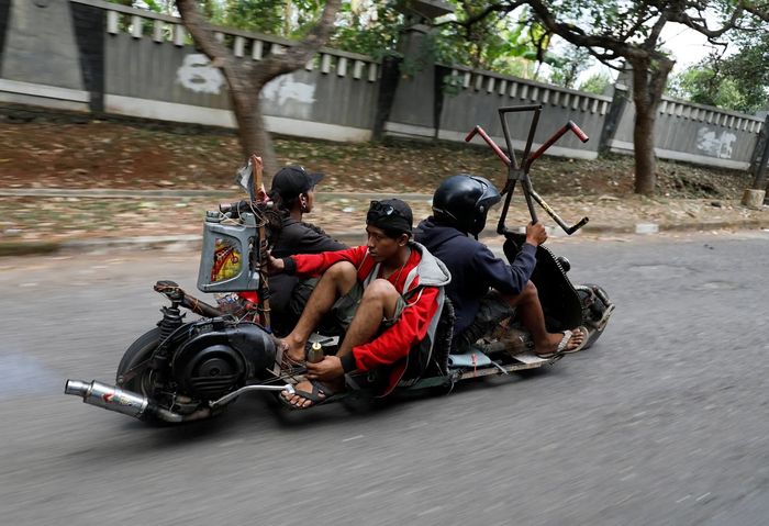 Illustrasi Vespa Rat Bike yang dimodifikasi dengan sespan lebar dan tinggi motor yang dibuat ceper sebenarnya membahayakan dari dulu.