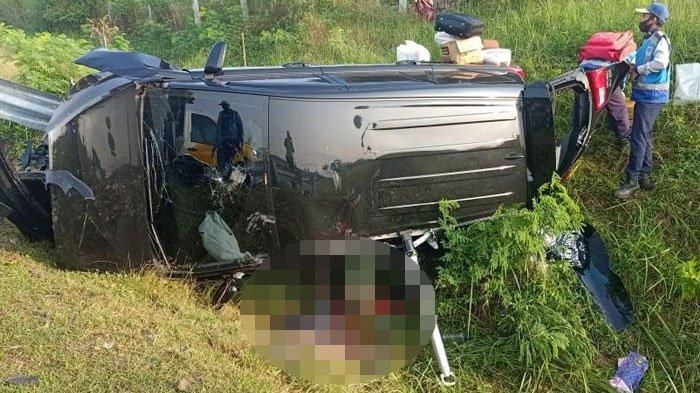 Kondisi Toyota Kijang Innova yang mengalami kecelakaan di Tol Surabaya-Mojokerto, pembatas jalan menancap di mobil hingga tembus ke kabin