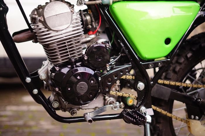 Mesin Kawasaki KLX150 yang disematkan pada rangka ori Kawasaki KS125