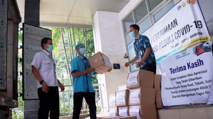 Pembagian paket bantuan oleh PT Astra Honda Motor (AHM).