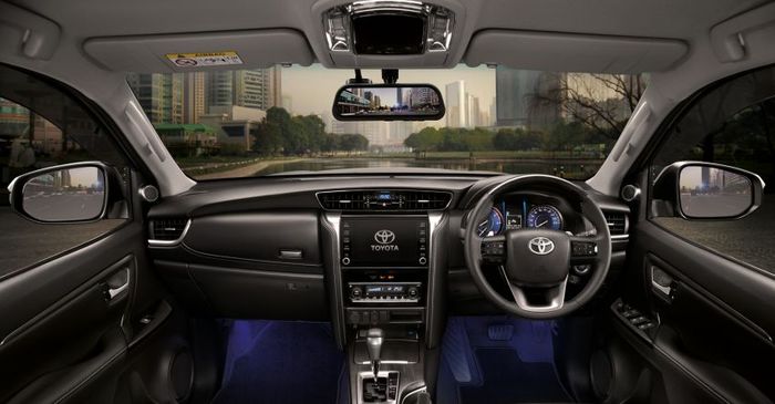 Kabin Toyota Fortuner facelift dengan spion tengah pintar dan ambient light biru di bawah dasbor
