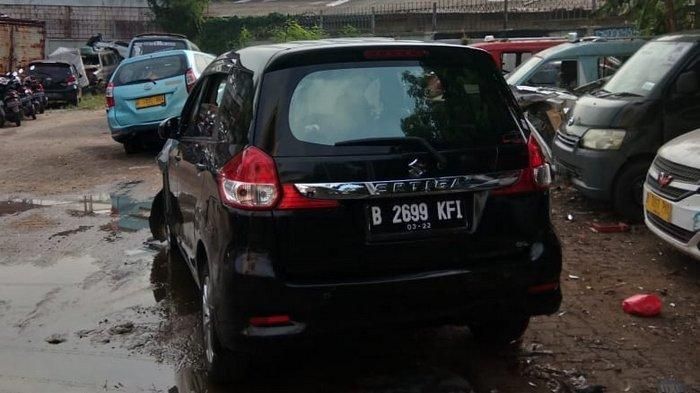 Suzuki Ertiga terlibat kecelakaan lalu lintas di Tomang, Jakarta Barat, Selasa (9/6/2020). 
