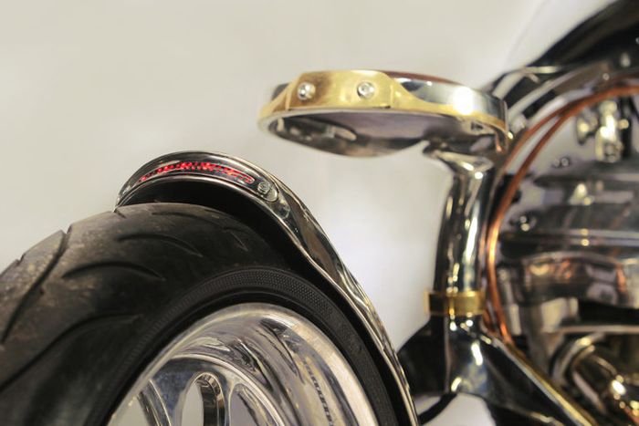 Sepatbor kustom yang sudah terinstegrasi dengan stoplamp