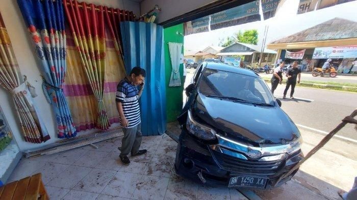 Daihatsu Xenia terjang toko gorden setelah roda patah