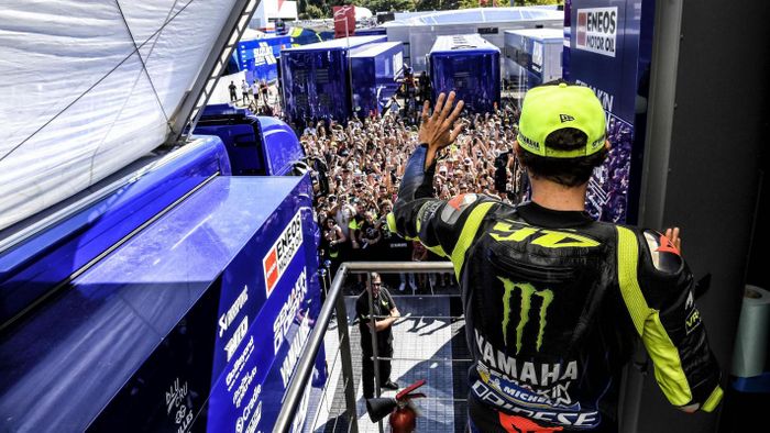 Valentino Rossi menyapa fans-nya di MotoGP