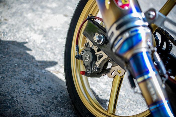 Kaliper rem belakang juga pakai Brembo