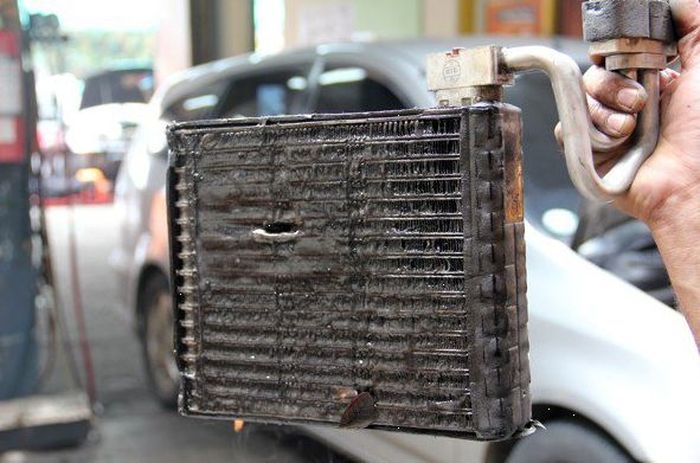 Evaporator AC mobil yang kotor