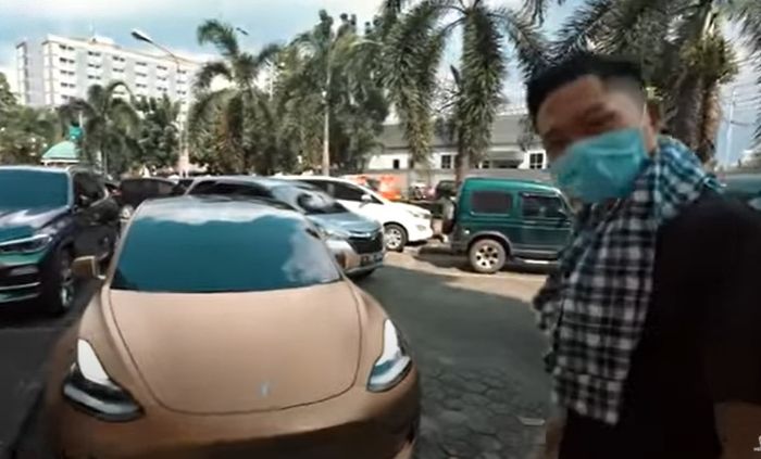 Azriel saat menunjukkan Tesla Model 3